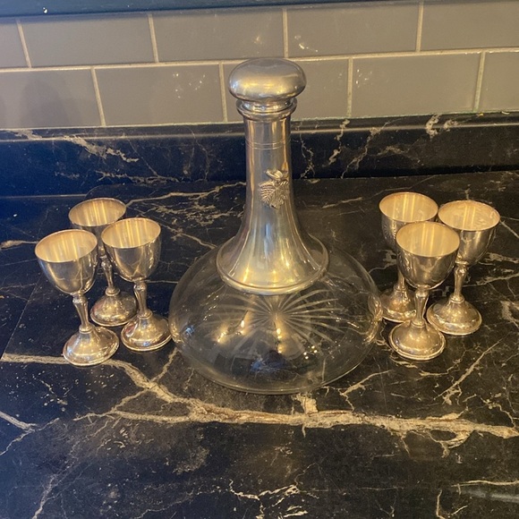 Vintage Decanter with 6 wine  glasses. - Picture 8 of 16